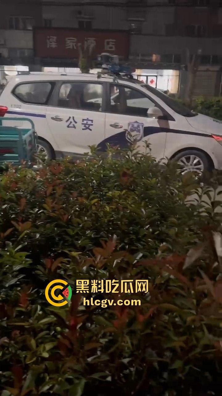 外卖小哥送错单，小仙女顾客怒喷对方，结果两人火花四溅直接开骂-6