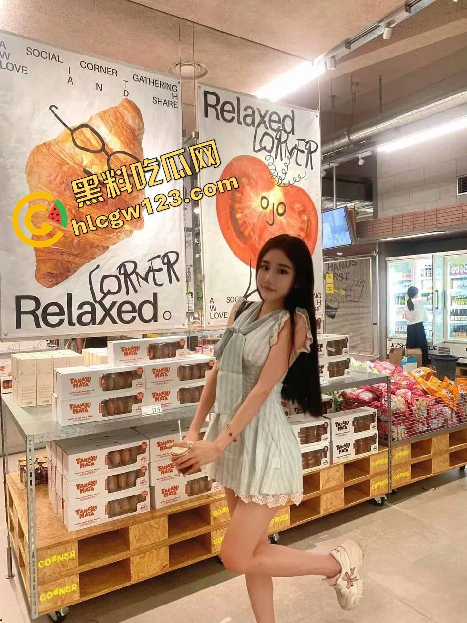 小鸡巴黄皮绿帽男亲手把媚黑骚妻送上黑人屌！舔逼捧蛋全程伺候，看着老婆被爆操到腿抽筋还在喊爽！-6