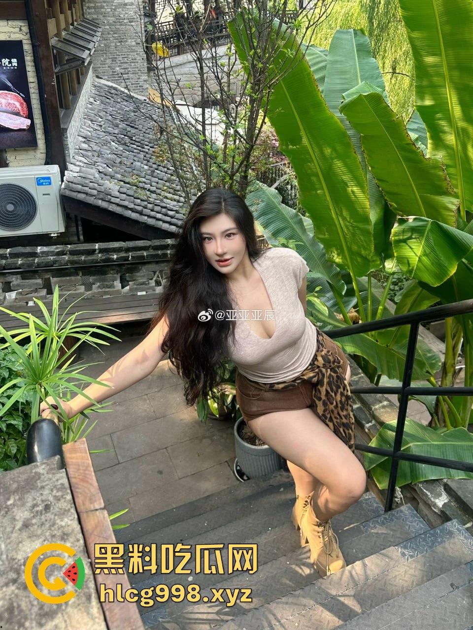 微博网红【亚亚亚辰】56W粉丝奔着肥臀白虎逼！美臀勒B福利，全靠这肥臀吸粉！-5