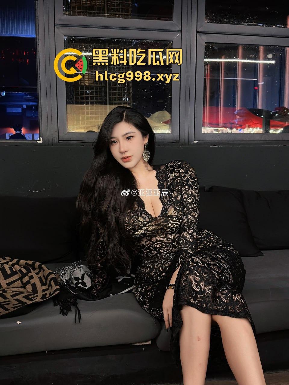 微博网红【亚亚亚辰】56W粉丝奔着肥臀白虎逼！美臀勒B福利，全靠这肥臀吸粉！-6