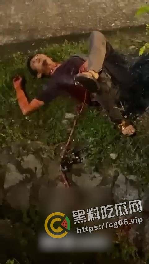 马来西亚第一狠人！割喉完把自己肚子刨开拿肠子出来看 现场血腥画面流出 慎入-5