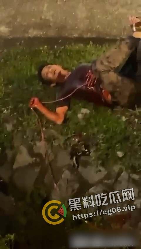 马来西亚第一狠人！割喉完把自己肚子刨开拿肠子出来看 现场血腥画面流出 慎入-6