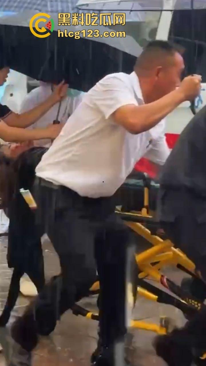 当街放血！姑苏花季学妹小红书约拍六旬老头 因不满出片效果遭对方水果刀伺候 当场昏迷-5