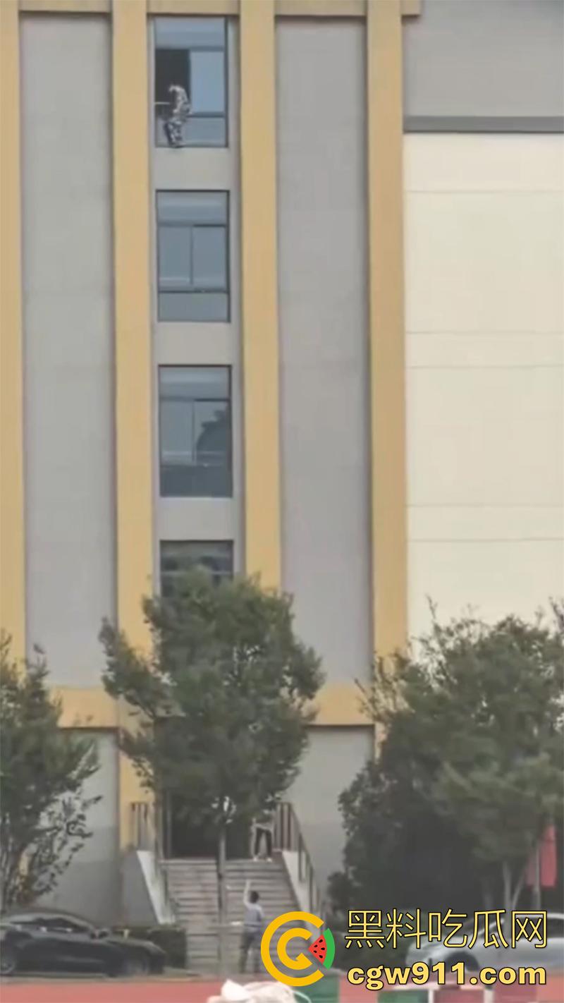 教官军训导致学生跳楼 ，据说是和教官顶了几句，学生承受不住，一气之下跳楼了，承受力的确是小啊！-3