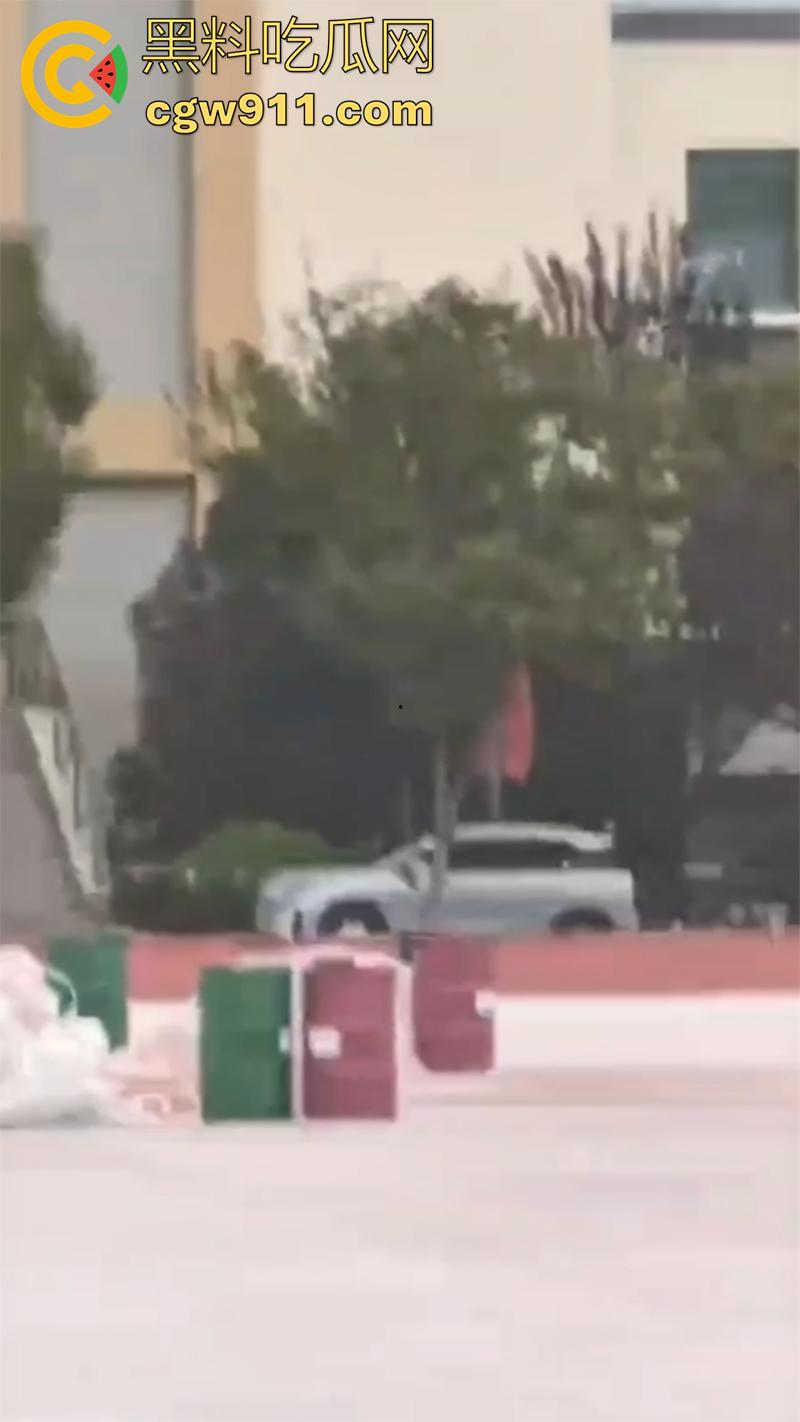 教官军训导致学生跳楼 ，据说是和教官顶了几句，学生承受不住，一气之下跳楼了，承受力的确是小啊！-4