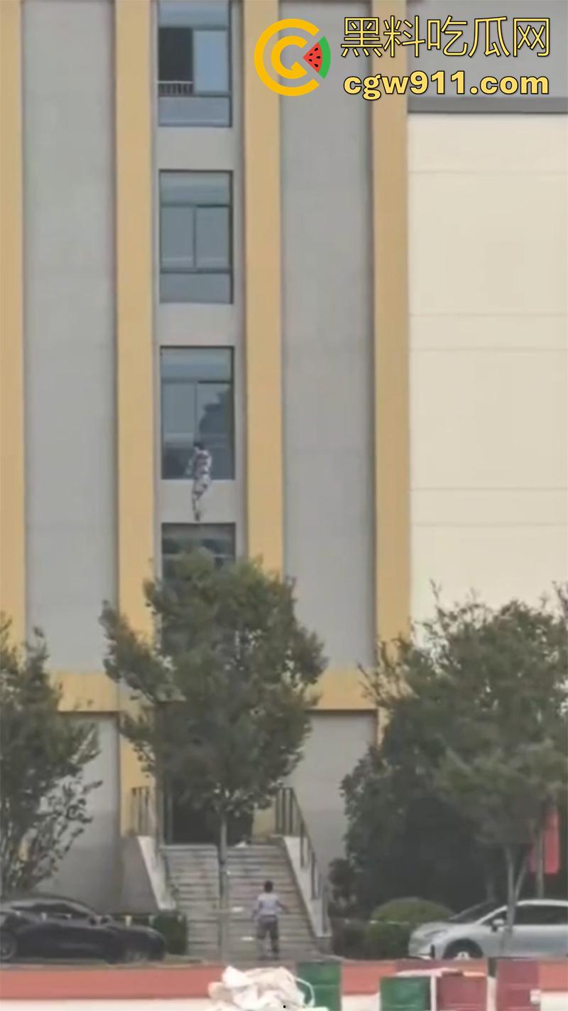 教官军训导致学生跳楼 ，据说是和教官顶了几句，学生承受不住，一气之下跳楼了，承受力的确是小啊！-6