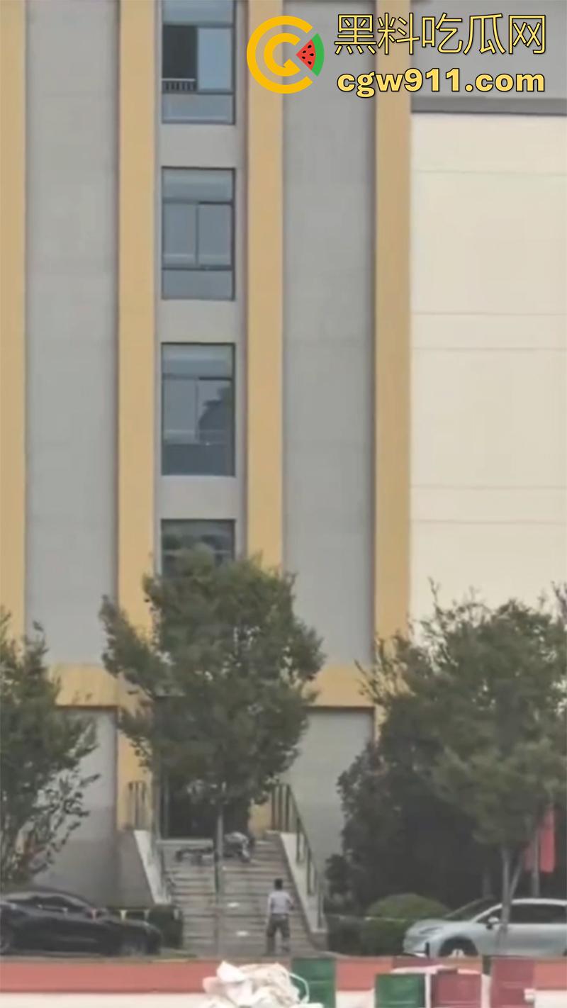 教官军训导致学生跳楼 ，据说是和教官顶了几句，学生承受不住，一气之下跳楼了，承受力的确是小啊！-7