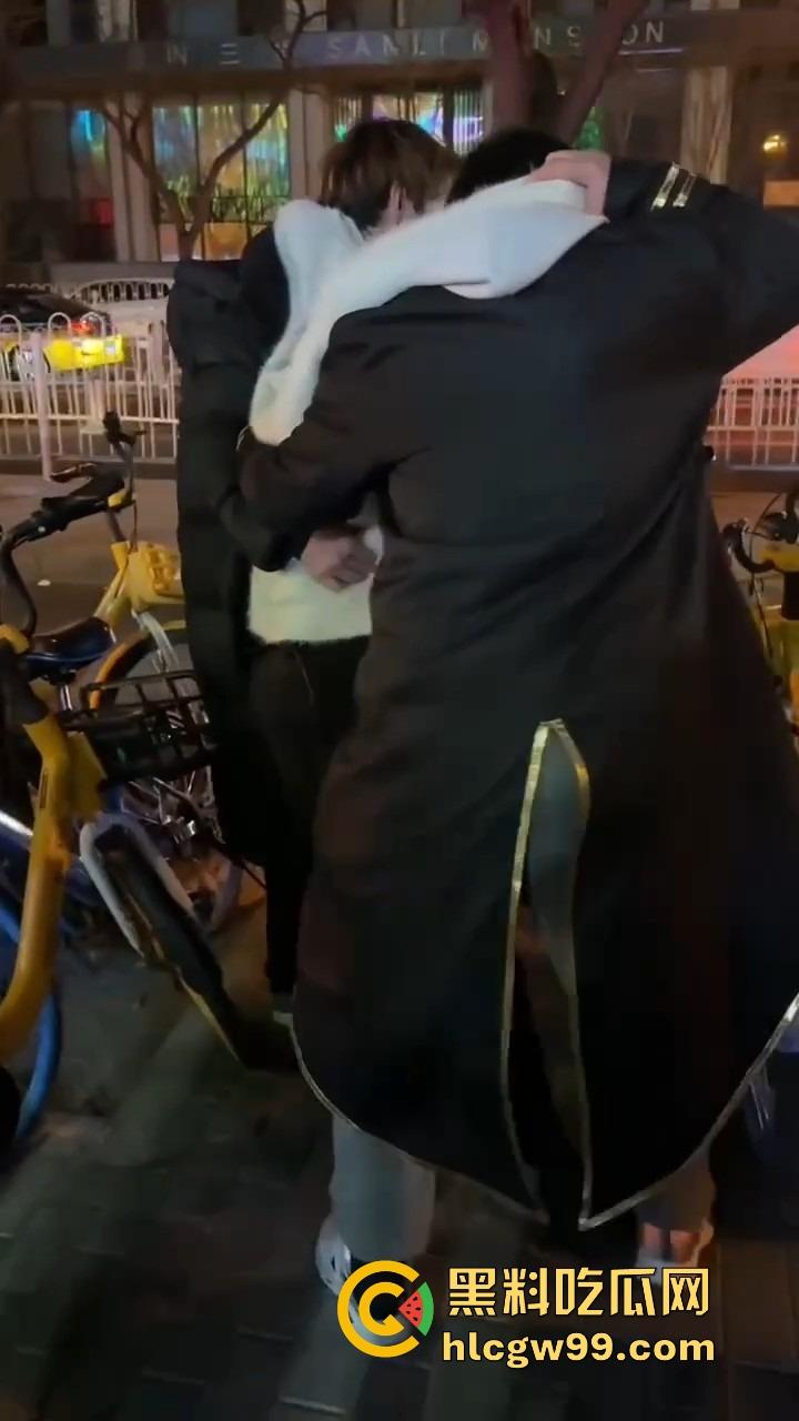 北京三里屯深夜捡尸大队，不扶奶奶过马路，专捡喝趴的光腿妹子，扶得走就扶上三蹦子一抬直接送走！-7