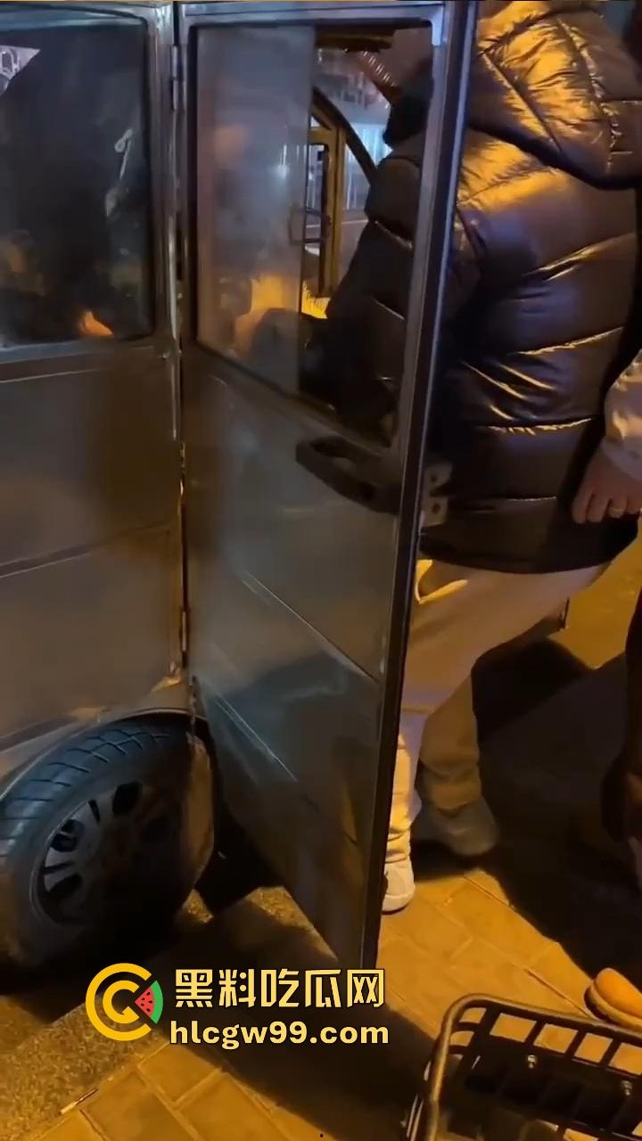 北京三里屯深夜捡尸大队，不扶奶奶过马路，专捡喝趴的光腿妹子，扶得走就扶上三蹦子一抬直接送走！-11