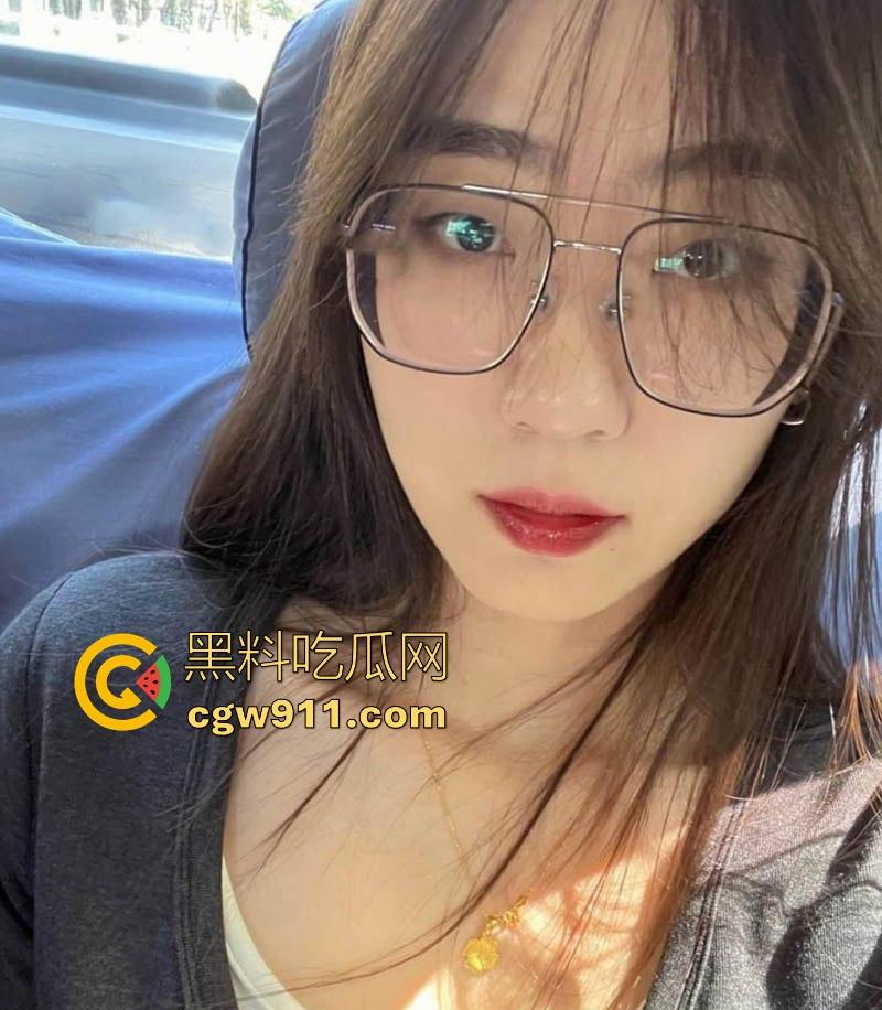 佛山南海一中语文老师【苏怡】私密视频流出，端庄外表藏骚心，极品身材露脸性爱，口交自慰挑逗欲火！-1