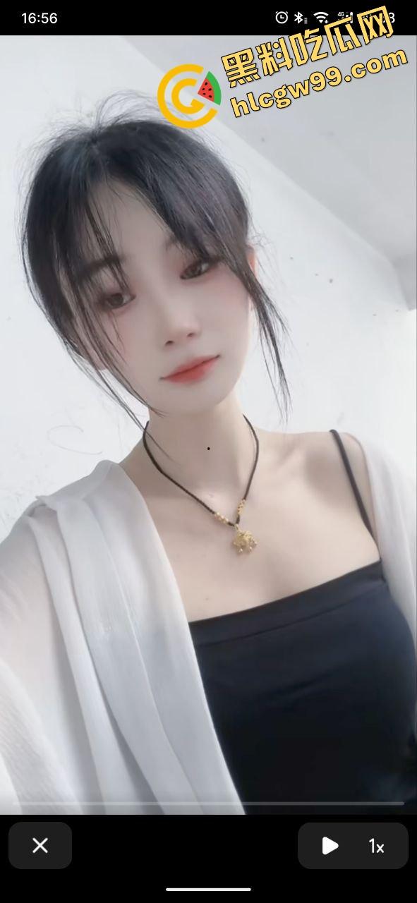 湖北艺术职业学院苗条嫩妹【张蓉】卫生间发骚自拍露奶诱惑，上小便拉尿淫荡私拍！独家曝光流出！-1