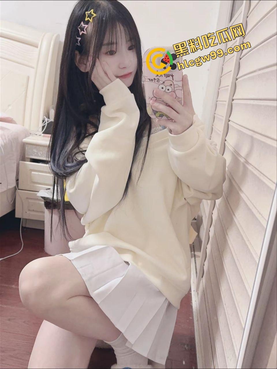 湖北艺术职业学院苗条嫩妹【张蓉】卫生间发骚自拍露奶诱惑，上小便拉尿淫荡私拍！独家曝光流出！-4