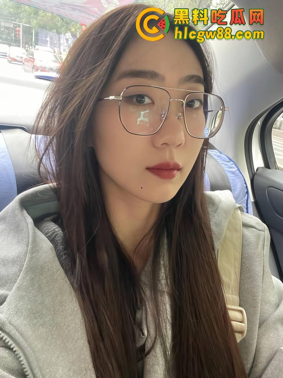 成都少城小学骚鸡老师『苏靖雯』家长肉便器，酒店操逼浪叫不断，眼镜婊爽得翻白眼淫水喷满床！-3