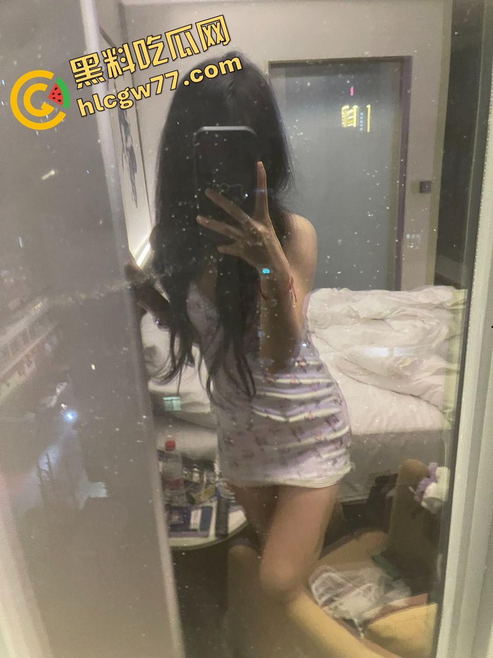 别看高中时装得纯，济南这【黄薇】私下骚得能申请国家级认证了，宿舍自拍都能剪出一部AV！-10