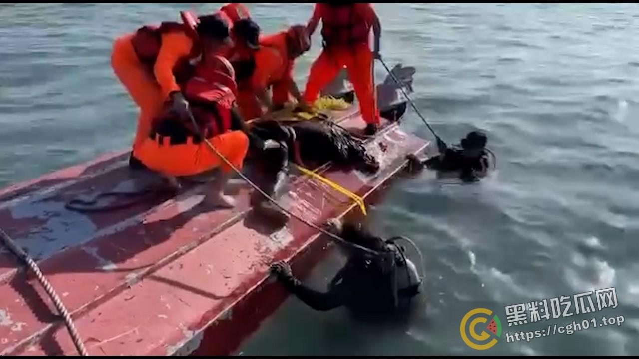 金门大陆渔民溺死事件 东部战区微博评论区被冲 溺死渔民打捞视频已经被删评论流出-6
