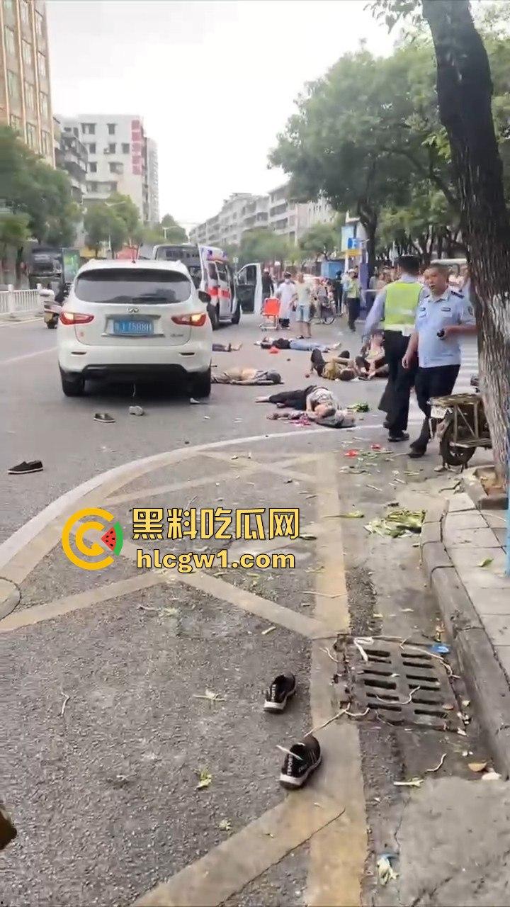 开平市街上惊现人肉保龄球！男子驾车撞飞8人，连刹车都懒得碰，不带刹车像玩游戏一样！-3
