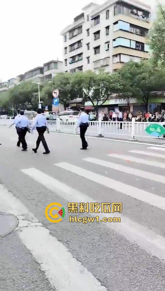 开平市街上惊现人肉保龄球！男子驾车撞飞8人，连刹车都懒得碰，不带刹车像玩游戏一样！-5