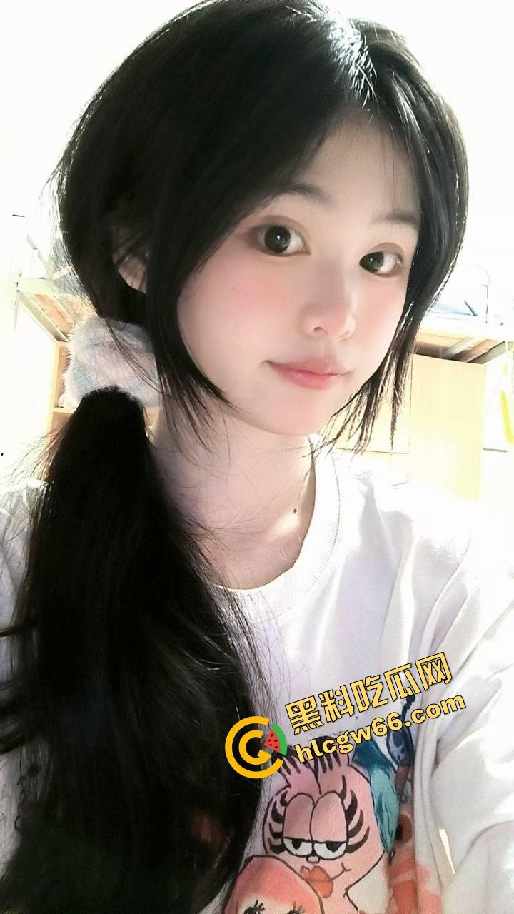 火车卧铺偷拍红内裤嫩妹，裤衩勒紧嫩缝露馅，掀裙偷看白腿夹得人心痒痒，这骚货睡梦中都欠干得要命！-6