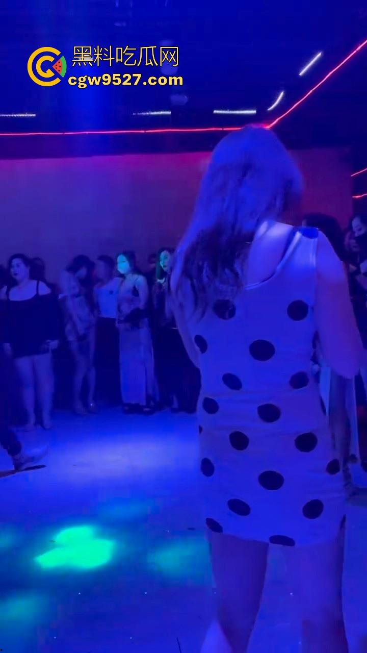 男人的天堂!中国男人必打卡圣地,莎莎舞舞厅,性感少妇任君挑选,刺激体验摸奶抠穴,此生必去圣地!-1