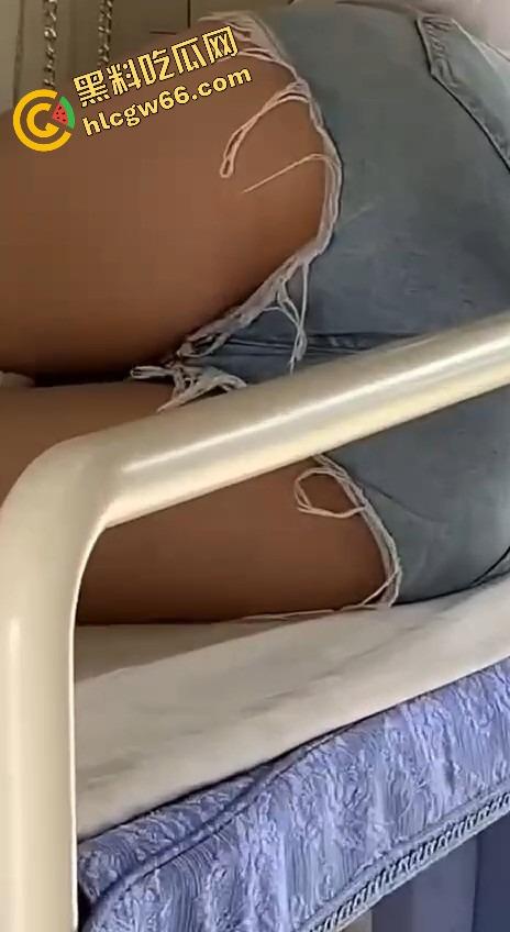 火车卧铺偷拍红内裤嫩妹，裤衩勒紧嫩缝露馅，掀裙偷看白腿夹得人心痒痒，这骚货睡梦中都欠干得要命！-9