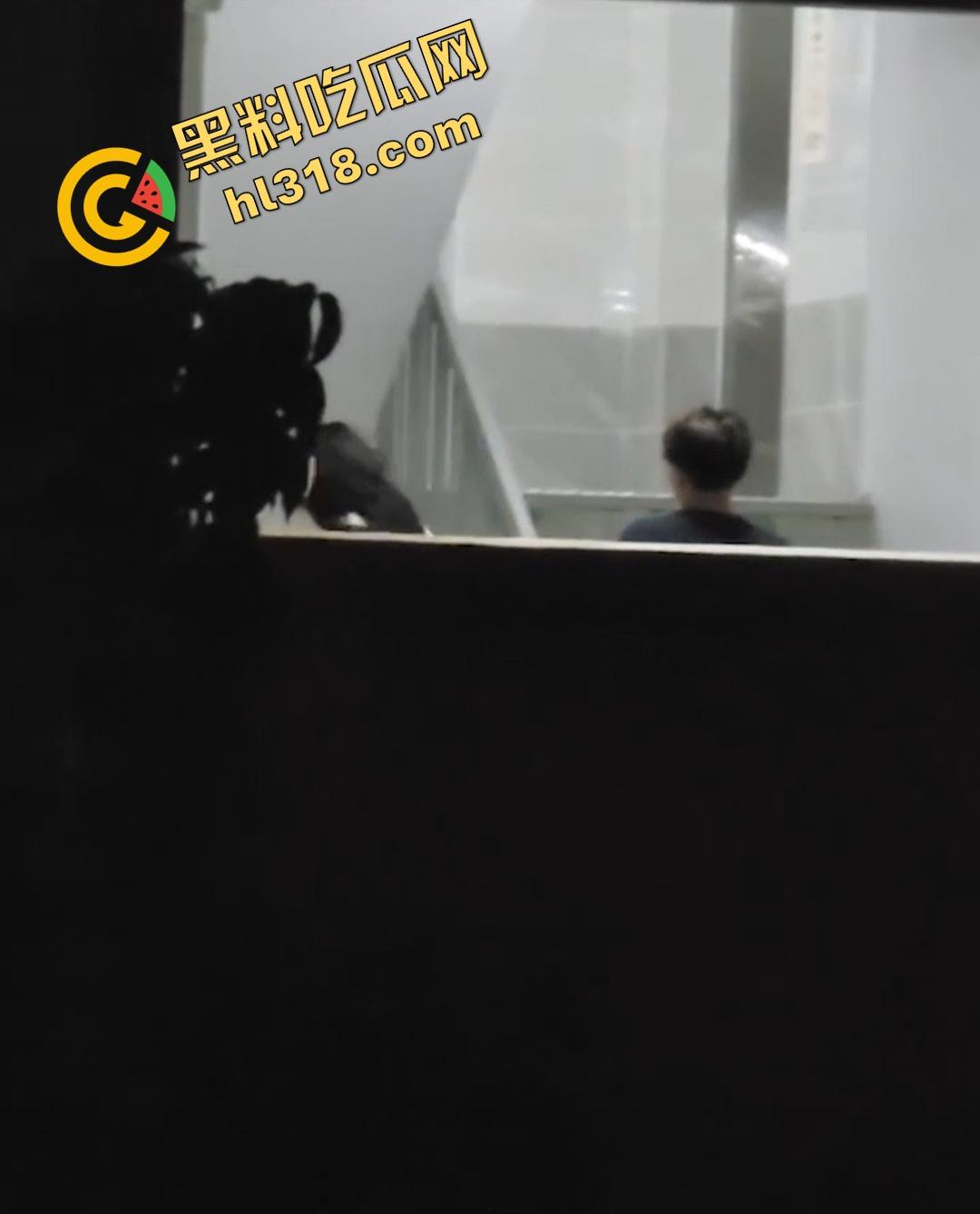 教学楼惊现激情直播，情侣课间角落舌吻互啃，男生手探裙底指尖猛扣小穴动作劲爆被全程录像直播！-6