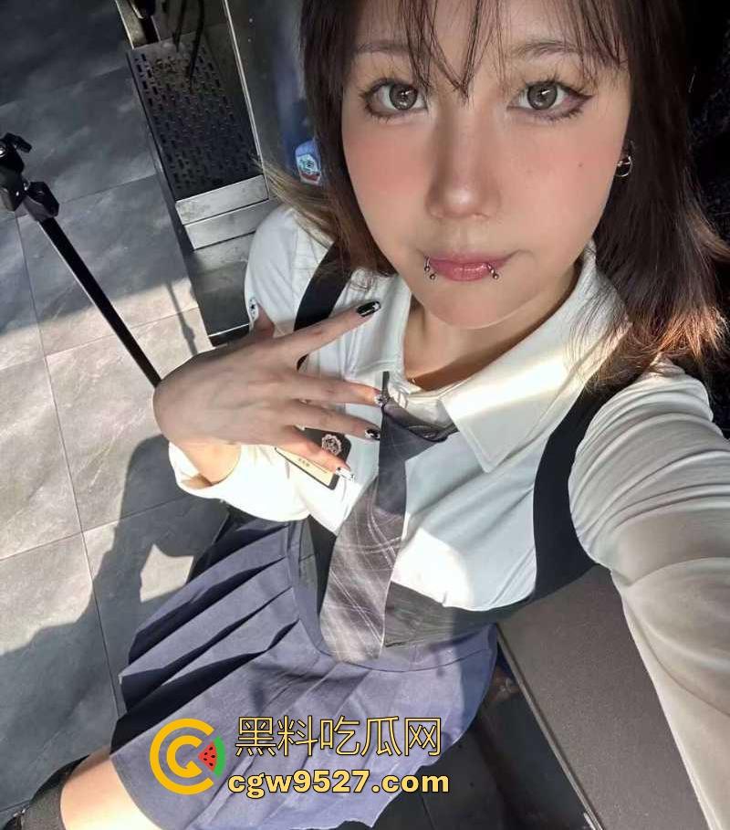 四川花胸纹身没钱结账，现与纹身师做爱抵债，细腰翘臀骚劲十足，放荡婊子私密视频曝光！-3