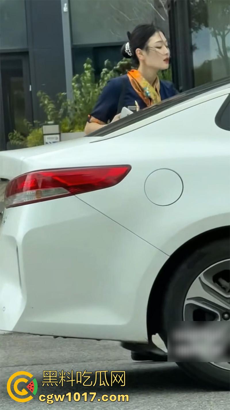 偷窥爱好者福利来袭，大神冒死偷拍空姐，日常生活曝光，真实窥视多角度宿舍日常，洗澡换衣服，娇嫩身躯蜜桃臀无限诱惑！-2