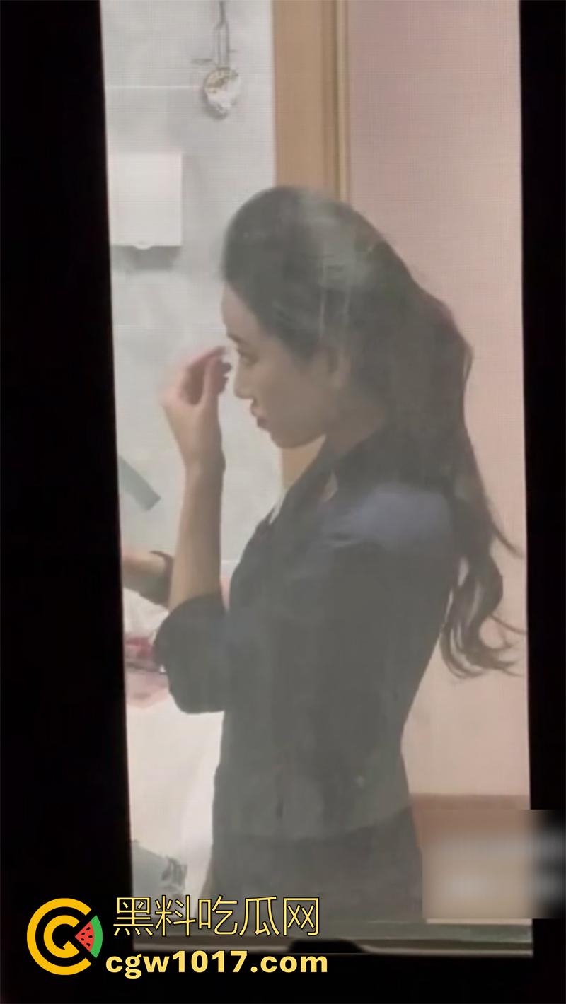 偷窥爱好者福利来袭，大神冒死偷拍空姐，日常生活曝光，真实窥视多角度宿舍日常，洗澡换衣服，娇嫩身躯蜜桃臀无限诱惑！-4