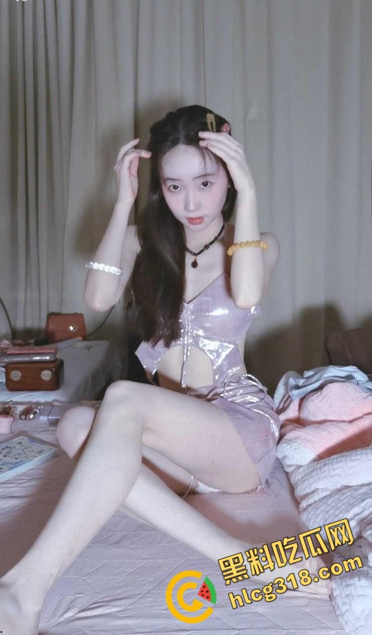 ASMR诱惑系列【YiDan的窝窝】，粉粉的玉足诱人心，发出的声音也很好听，心中的完美女神 !-2