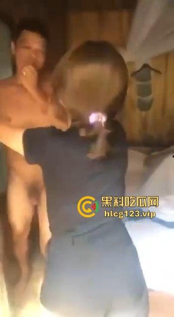 捉奸现场：男子带小三进村偷情，激情瞬间被抓个正着！-4