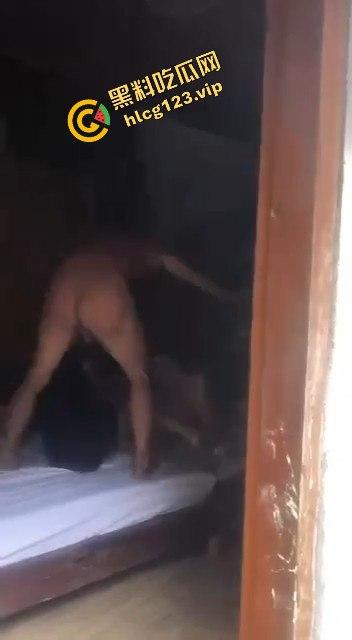 捉奸现场：男子带小三进村偷情，激情瞬间被抓个正着！-6