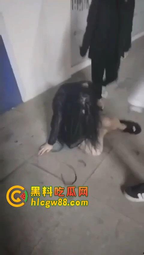 哈尔滨精神小伙大战精神小妹，化最丑的妆打最狠的架，地上全是血，社会摇直接进化成血战街头！-3