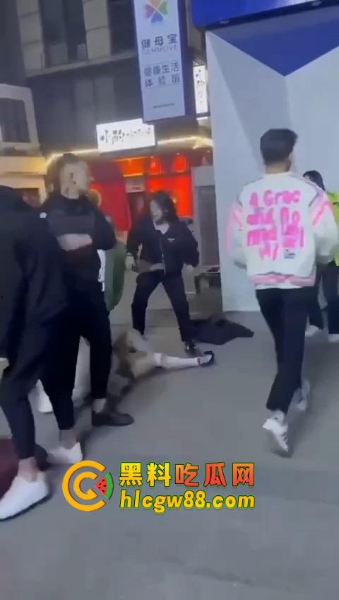 哈尔滨精神小伙大战精神小妹，化最丑的妆打最狠的架，地上全是血，社会摇直接进化成血战街头！-6