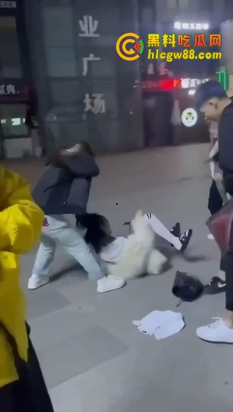 哈尔滨精神小伙大战精神小妹，化最丑的妆打最狠的架，地上全是血，社会摇直接进化成血战街头！-7