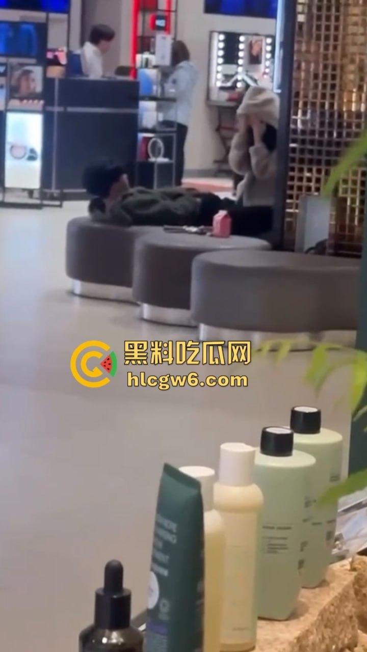 小情侣在商场专柜前刺激吃鸡口交 柜姐全程偷拍偷笑 笑的十分猥琐是也想被操了吗？-1