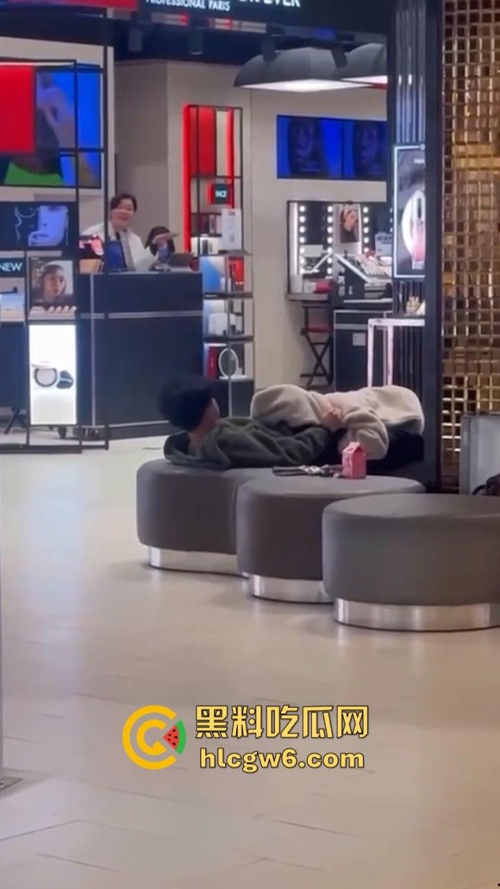 小情侣在商场专柜前刺激吃鸡口交 柜姐全程偷拍偷笑 笑的十分猥琐是也想被操了吗？-2