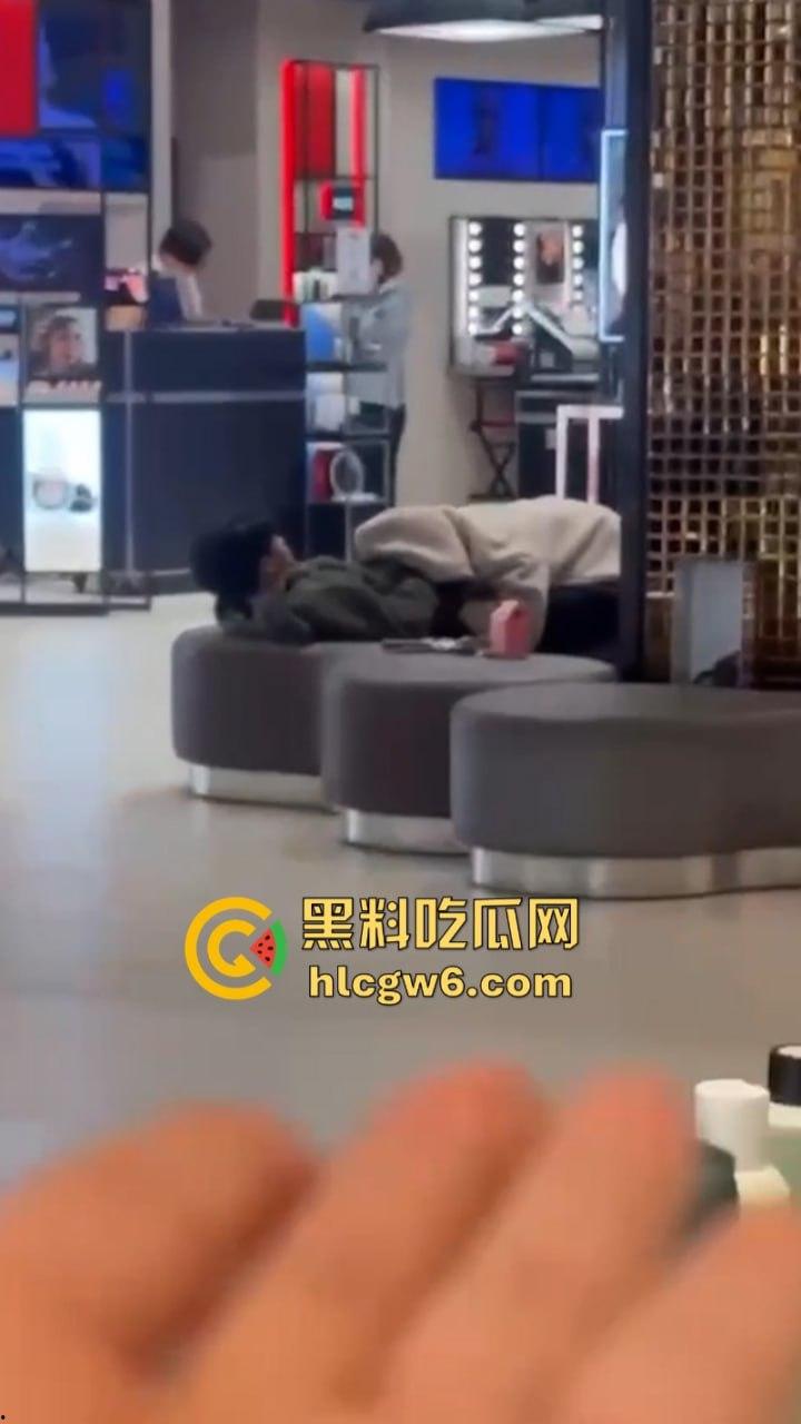 小情侣在商场专柜前刺激吃鸡口交 柜姐全程偷拍偷笑 笑的十分猥琐是也想被操了吗？-5