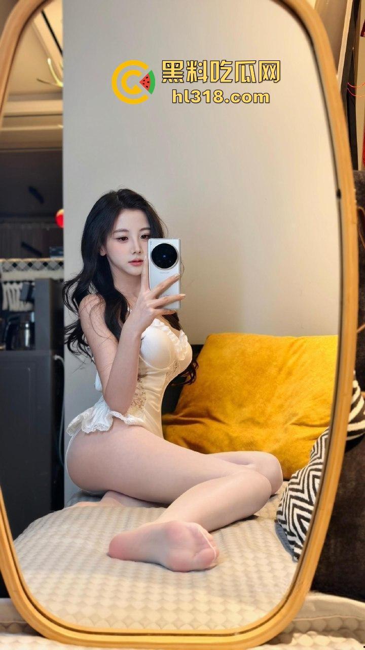 深夜人妻性爱缠绵后全裸做饭，全身赤裸全程低头忙活，被好邻居全程偷拍，巨乳大奶格外引人注目！-1