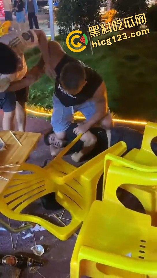 又菜又爱装！厦门夜市惨案：带妹口嗨被暴揍，健身男一脚踹飞小妹，烟头直接灭头上！-6