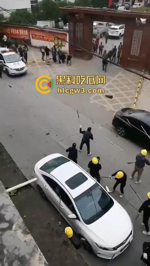 广西钟山县凤翔镇两村爆发大规模械斗。村民头戴安全帽手持钢管互殴，砖块漫天飞舞，场面堪比战场！-5