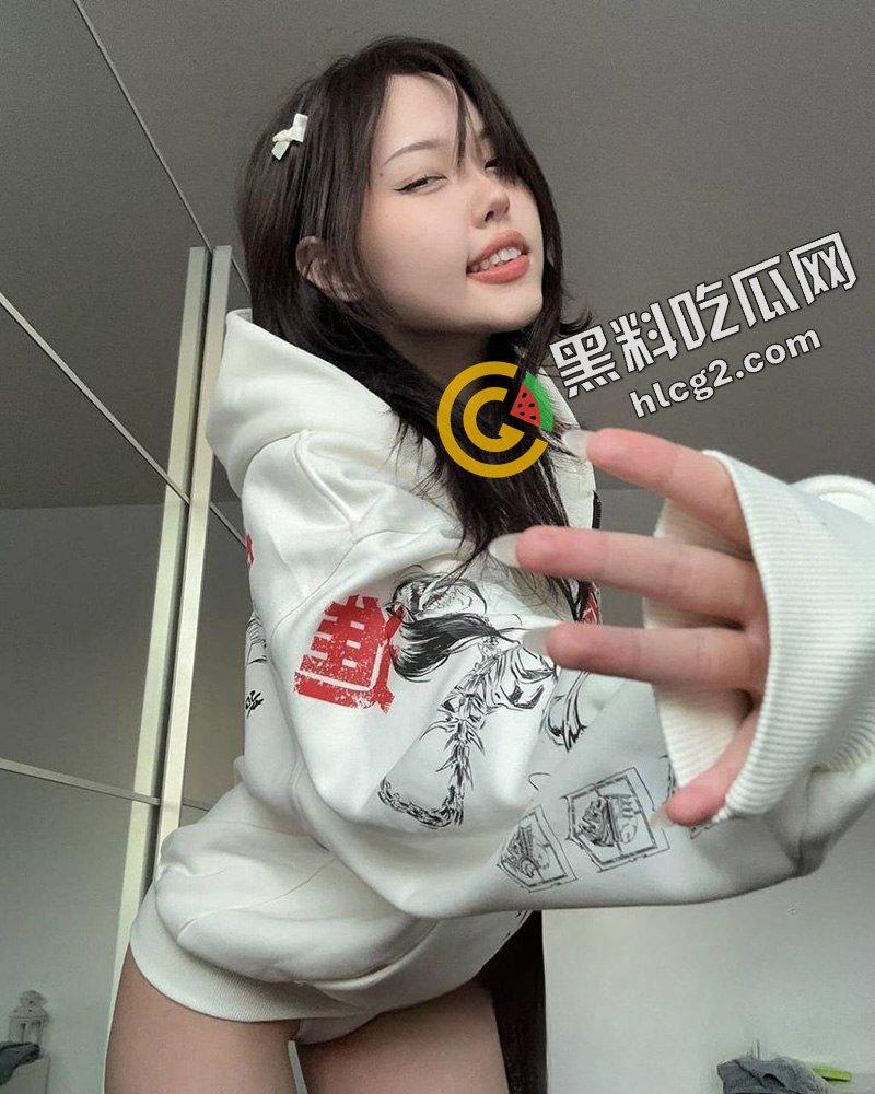 天津外国语大学高冷女神『董亚忻』白虎一线天嫩逼 前凸后翘 大尺度私拍福利视频泄密流出-2