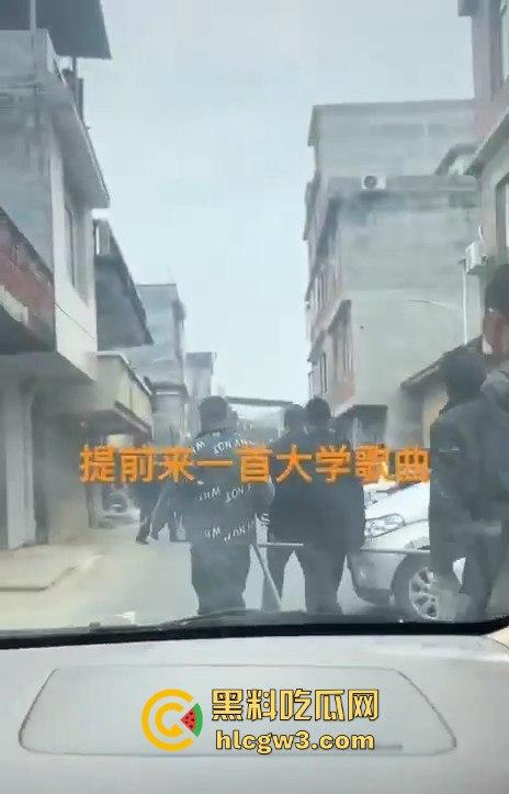 广西钟山县凤翔镇两村爆发大规模械斗。村民头戴安全帽手持钢管互殴，砖块漫天飞舞，场面堪比战场！-7