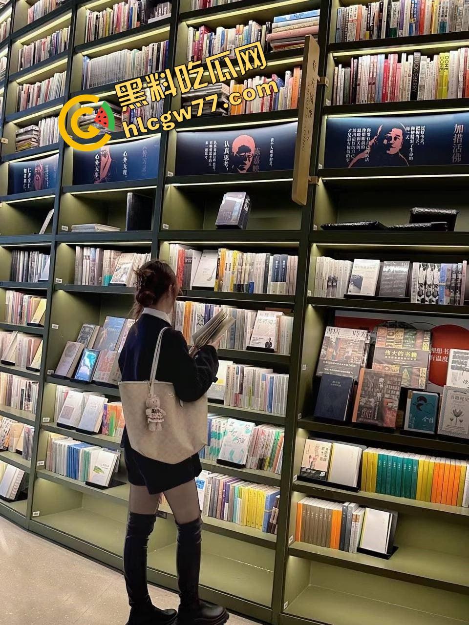 邯郸高颜值理发店小妹【兔兔】学徒眼镜骚货，天然喜欢捆绑调教，越绑越湿，骚穴夹得翻红抽搐！-9