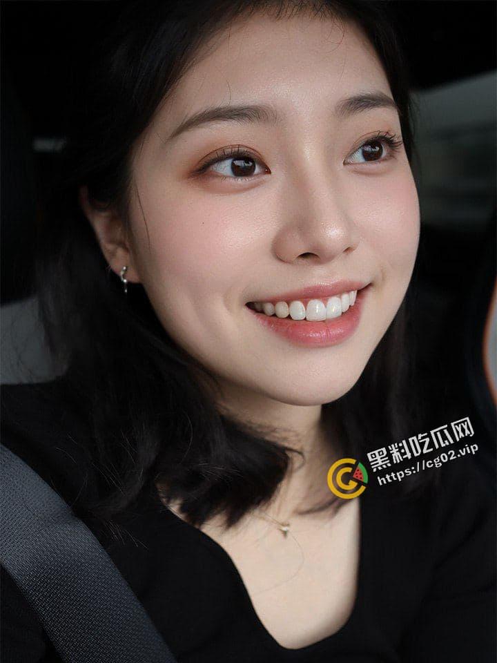 渣男曝光 反差极品女友 秦嘉倪  肥臀美鲍白虎 连体黑丝被男友抱腿猛操 长枪直入  眼镜母狗淫叫不断  这大肉屁股后入的视觉冲击-1