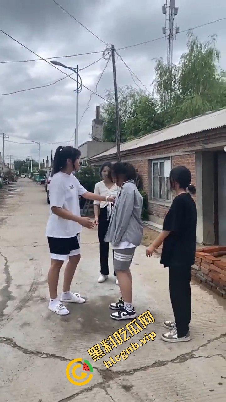 村里小太妹集体霸凌！三人围攻一个，扇来扇去真是无法无天-8