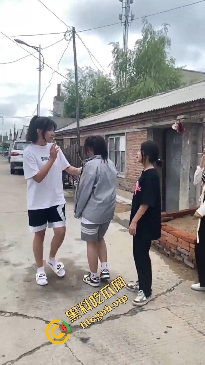 村里小太妹集体霸凌！三人围攻一个，扇来扇去真是无法无天-9