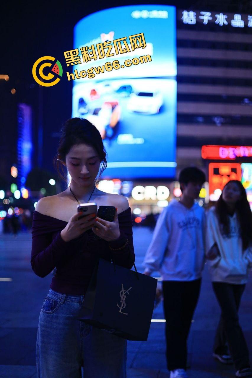 上海大学【刘蕾】穿女仆装被男友和兄弟轮番操翻，粉嫩肉穴夹得贼紧，叫声骚到想冲进去一起上！-1