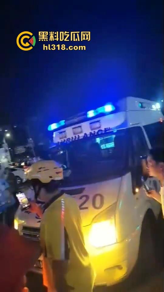 成都双流交叉路口爆发严重交通事故，小轿车猛冲摆摊夜市人群，1死4伤，严重怀疑是报复社会的！-8