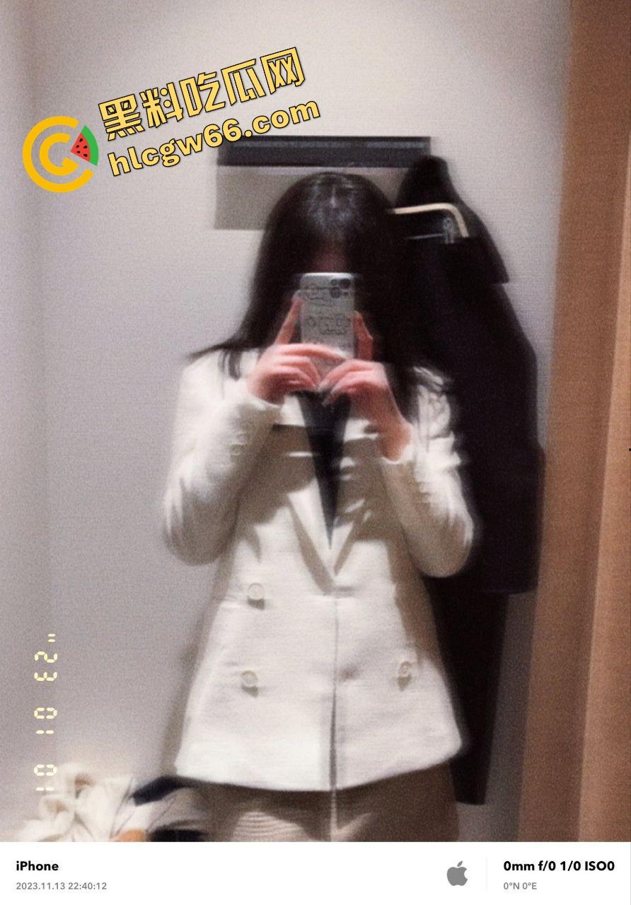 上海大学生眼镜妹『何小洁』酒店约炮玩露出，学不学无所谓，肥臀翘得高，嘴里叼根屌比谁都稳！-3