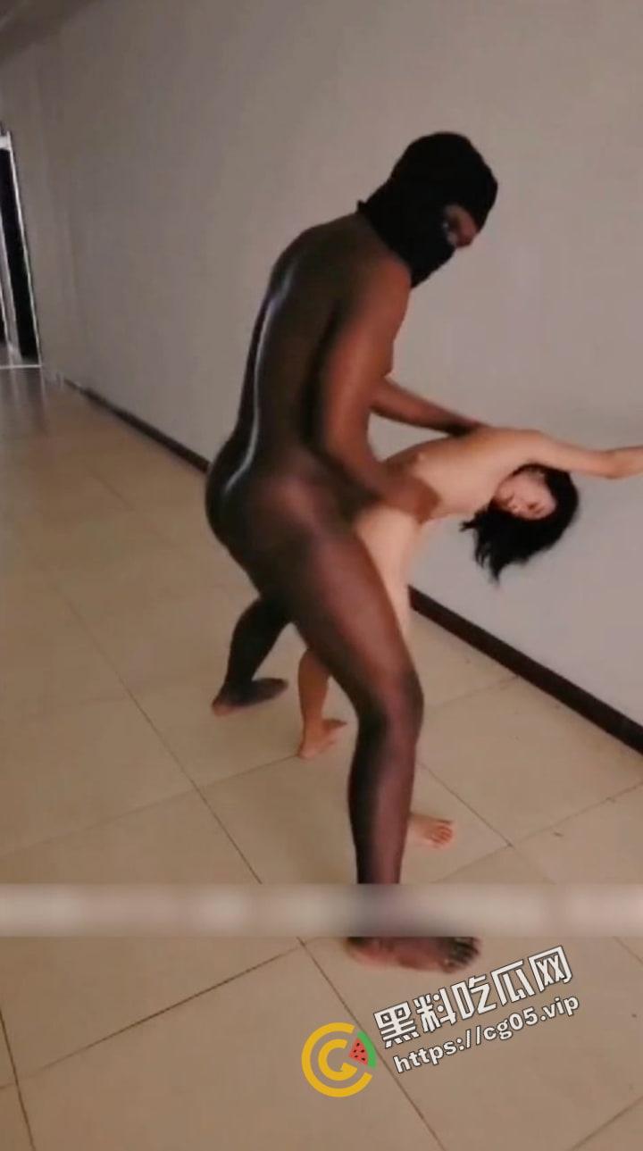 黄播无下线！广州黑人玩的就是刺激，公寓过道上把广西表妹操的嗷嗷叫，把保洁阿姨都吓跑了，表妹挣脱跑被追着干逼，心疼表妹！-8